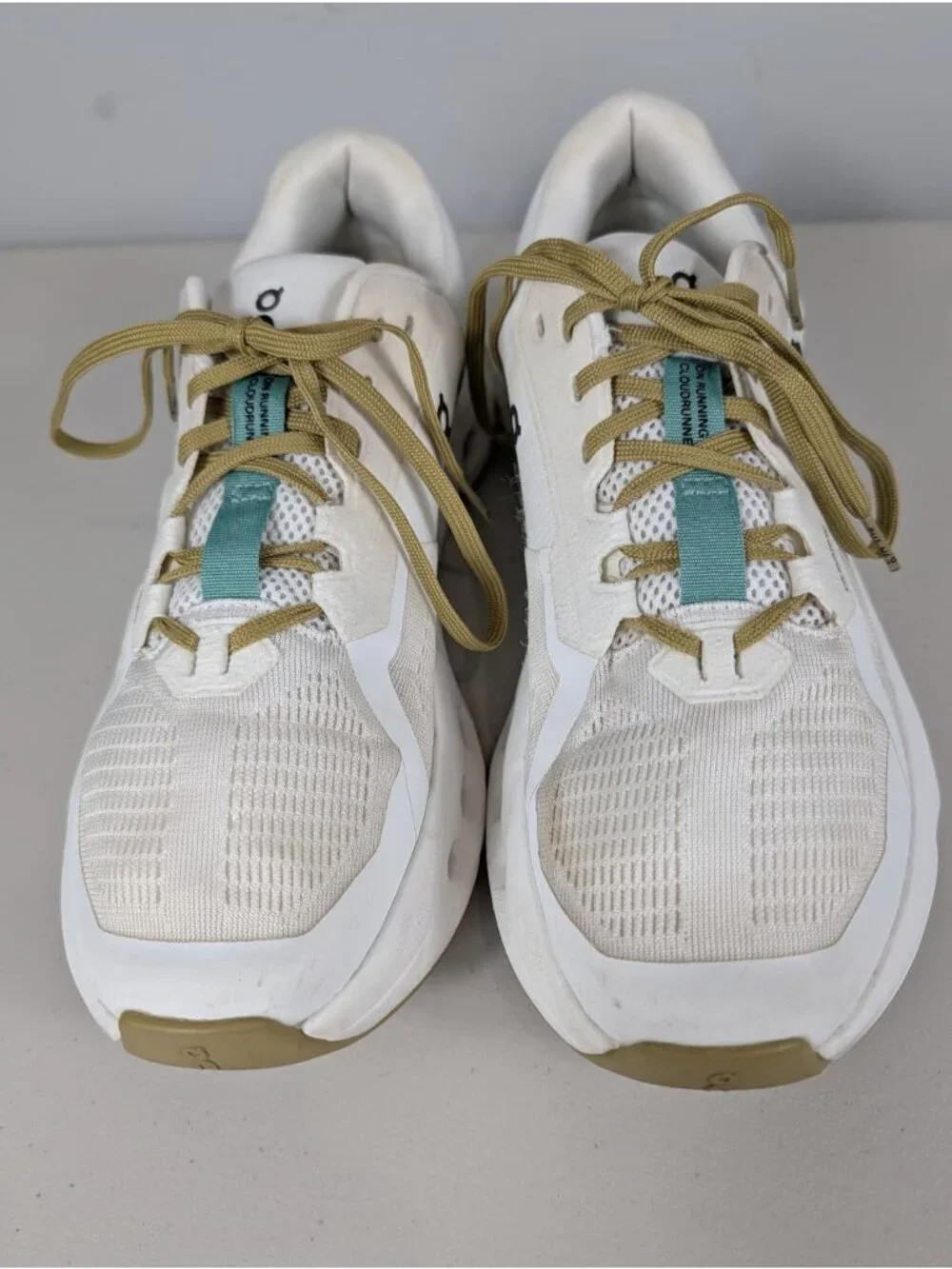 On cloud cloud runner2 undyed green, white running shoes women's size 9.5